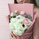Букет «Фрейлина» из роз и гортензий