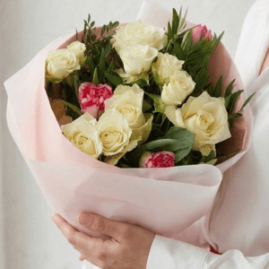 Букет из роз и пионовидных тюльпанов "Легкий ветерок"