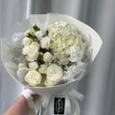 Букет с белыми розами и гортензией