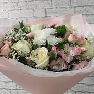 Букет «Нежное сердце» из роз и хризантем
