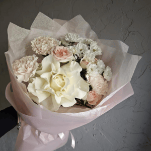 Букет "Твои поцелуи" из роз и хризантем