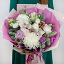 Букет «Ледяное королевство» из хризантем и гвоздик