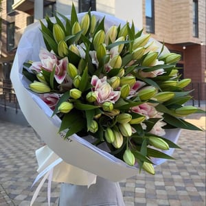 Букет из лилий с оформлением