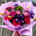 Букет «Яркость весны» из роз и ирисов