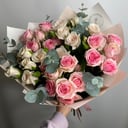 Букет из кустовых роз и эвкалипта