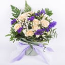 Композиция «Весенний натюрморт» из роз и гипсофил