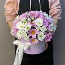 Шляпная коробка с цветами «Композиция "Яна"» из хризантем