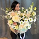 Шляпная коробка с цветами «Hatbox 02» из эустом и хризантем