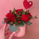 Мини-шляпная коробка из гвоздик и роз