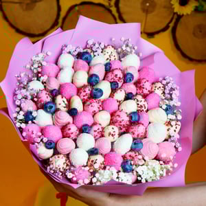 Клубничный букет "Пудра"