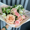 Нежность букета из роз и альстромерий