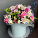 Шляпная коробка с цветами «Композиция конфетка» из альстромерий и хризантем