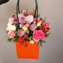 Коробка с цветами «Романтика» из гвоздик и альстромерий