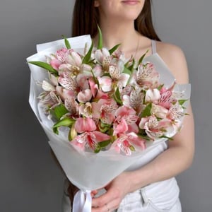 Нежный букет розовая альстромерия