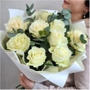 Букет «9 белых роз с эвкалиптом»