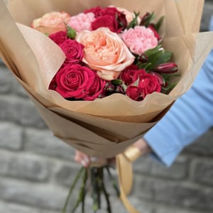 Букет «Проникновенный» из роз и альстромерий