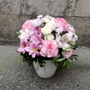 Бирте из хризантем и гвоздик