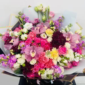 Букет «Изящные гардении» из роз и гвоздик