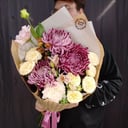 Авторский букет комплимент из хризантем и роз