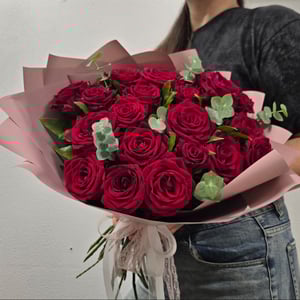 Моно букет красных роз с эвкалиптом