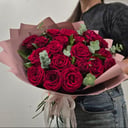 Моно букет красных роз с эвкалиптом