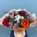 Летняя поляна из гербер и хризантем