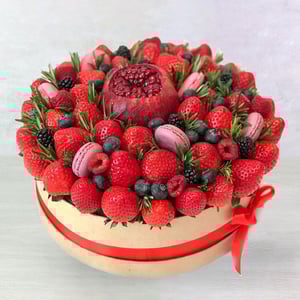 Клубника с макарунами и гранатом