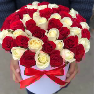 Розы в шляпной коробке