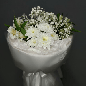 Нежный букет из хризантем и альстромерий