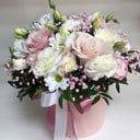 Нежная композиция в шляпной коробке из эустом и хризантем