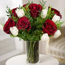 Букет «Романтичный сюрприз» из тюльпанов и роз