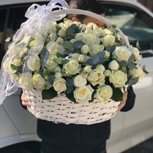 Корзина с цветами «Люблю до Луны и обратно» из роз