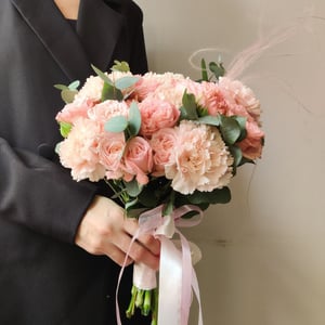 Букет невесты из роз и диантусов