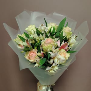 Букет из роз Эквадор и альстромерии