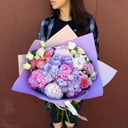 Букет «Летнее чудо» из пионов и роз