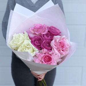 Яркий букет из микса французских и Пионовидных роз