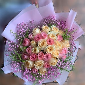 Букет «Люблю тебя больше» из роз и гипсофил