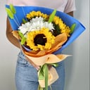 Букет «Солнечный марафон» из подсолнухов и хризантем