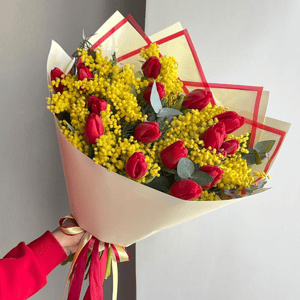 Букет «Красные тюльпаны с мимозой»