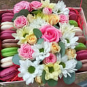 Подарочный набор «Цветы в коробке "Наслаждение с макарунами"» из роз и хризантем