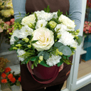 Шляпная коробка с цветами «Беляночка» из роз и эустом