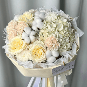 Большой кремовый букет из роз и гортензий