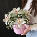 Шляпная коробка с цветами «Цветы в коробке из 5 орхидей»