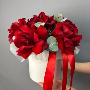 Шляпная коробка с цветами «Композиция из красных роз»