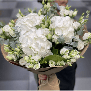 Букет из белой гортензии и эустомы