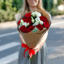 Яркий букет с розами