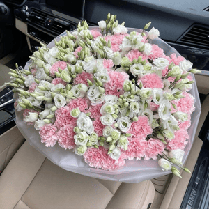 Эустомы белые с розовой гвоздикой в стойком букете