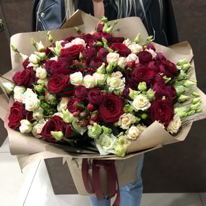 Букет «Арлекин» из роз и эустом