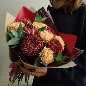 Букет «Хризантемы Бигуди Бордо и диантусы» из гвоздик