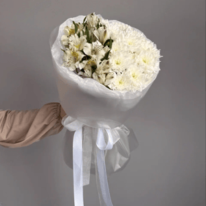Букет цветов Белый сад из альстромерий и хризантем